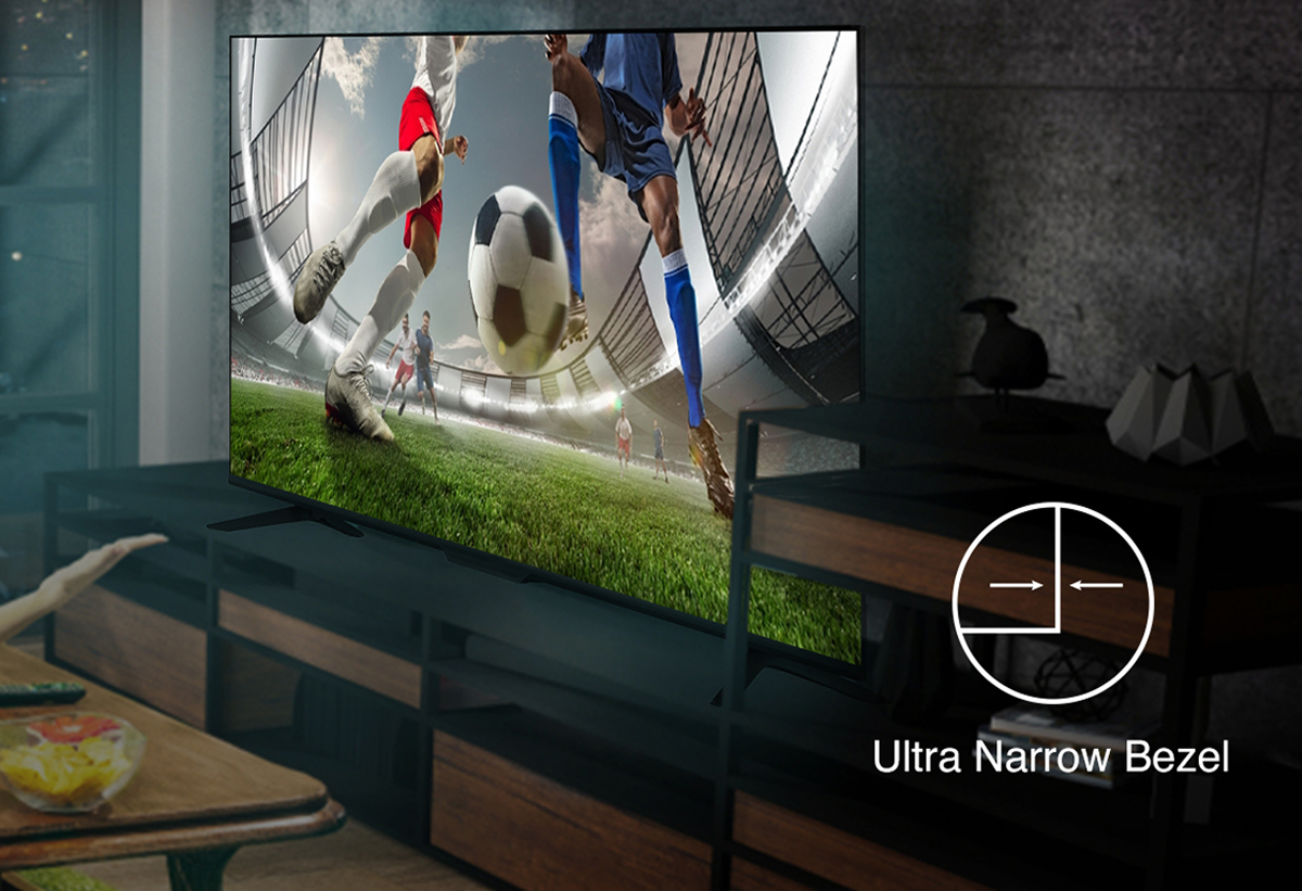 Πλάγια λήψη της τηλεόρασης πάνω σε έπιπλο, όπου φαίνεται ο Ultra Narrow Bezel σχεδιασμός της